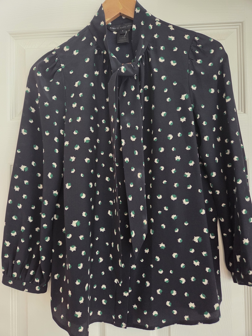 Marc by Marc Jacobs 100% Silk Tie Neck Blouse Size 4 Navy Green Print